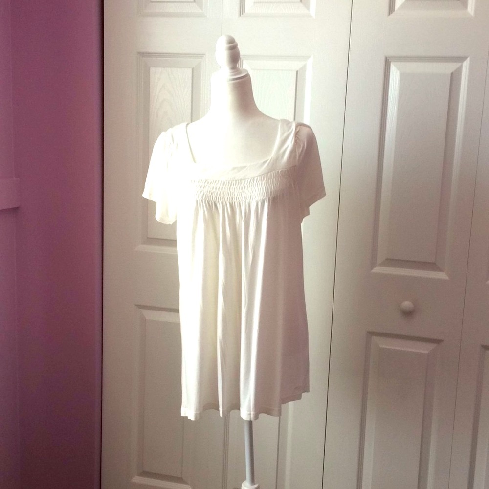 White top with ruched details. Soft and comfy